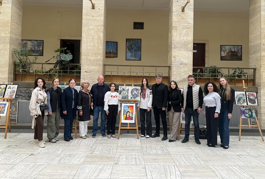 В атріумі презентували виставку робіт учнів мистецьких шкіл області з нагоди Міжнародного дня пам’яті про Чорнобильську катастрофу