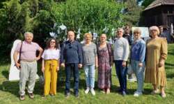 СИМВОЛИ НЕВИННИХ ДИТЯЧИХ ДУШ – АНГЕЛИКИ ПРИКРАСИЛИ ДЕРЕВО ПАМ’ЯТІ В УЖГОРОДІ
