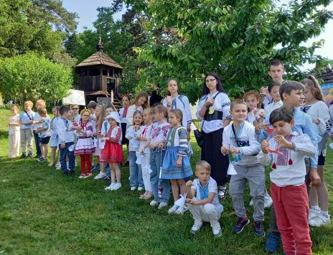 СИМВОЛИ НЕВИННИХ ДИТЯЧИХ ДУШ – АНГЕЛИКИ ПРИКРАСИЛИ ДЕРЕВО ПАМ'ЯТІ В УЖГОРОДІ