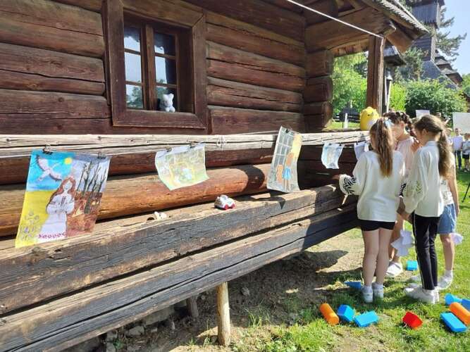 СИМВОЛИ НЕВИННИХ ДИТЯЧИХ ДУШ – АНГЕЛИКИ ПРИКРАСИЛИ ДЕРЕВО ПАМ'ЯТІ В УЖГОРОДІ