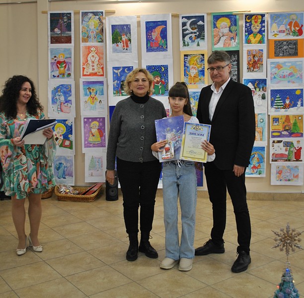 УЛЮБЛЕНЕЦЬ МАЛЕЧІ ПРИЙШОВ ДО УЖГОРОДА – НА МАЛЮНКАХ УЧАСНИКІВ КОНКУРСУ «ДО НАС ІДЕ МИКОЛАЙ»