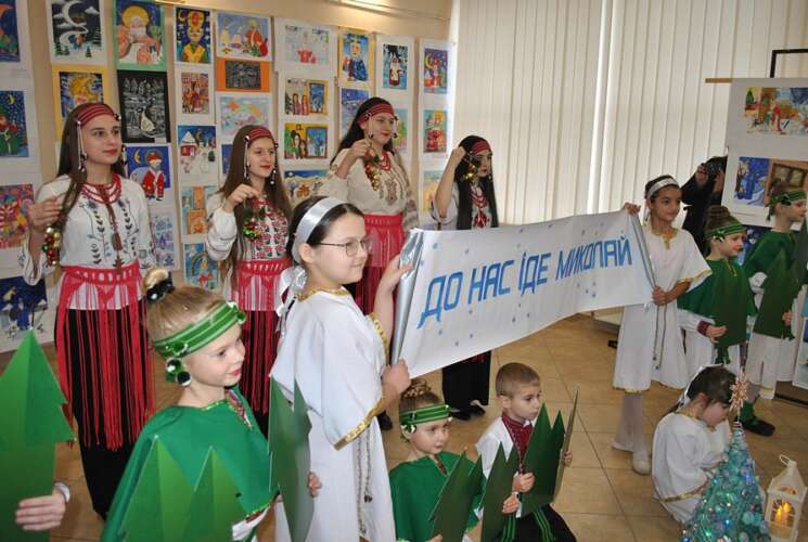 УЛЮБЛЕНЕЦЬ МАЛЕЧІ ПРИЙШОВ ДО УЖГОРОДА – НА МАЛЮНКАХ УЧАСНИКІВ КОНКУРСУ «ДО НАС ІДЕ МИКОЛАЙ»