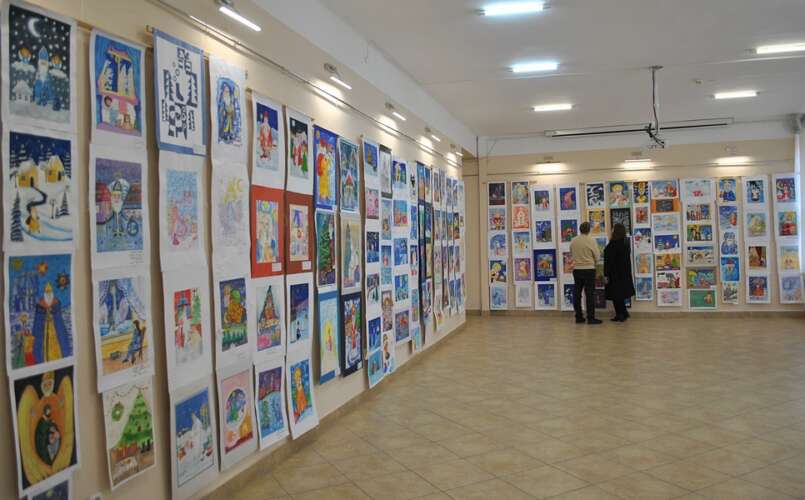 УЛЮБЛЕНЕЦЬ МАЛЕЧІ ПРИЙШОВ ДО УЖГОРОДА – НА МАЛЮНКАХ УЧАСНИКІВ КОНКУРСУ «ДО НАС ІДЕ МИКОЛАЙ»