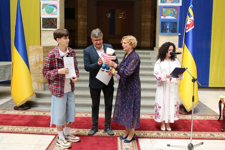 «Дитячі мрії» презентували в атріумі Закарпатської ОДА