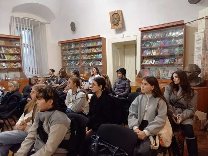 Слово, що єднає покоління: юні театрали відвідали народний літературний музей Закарпаття