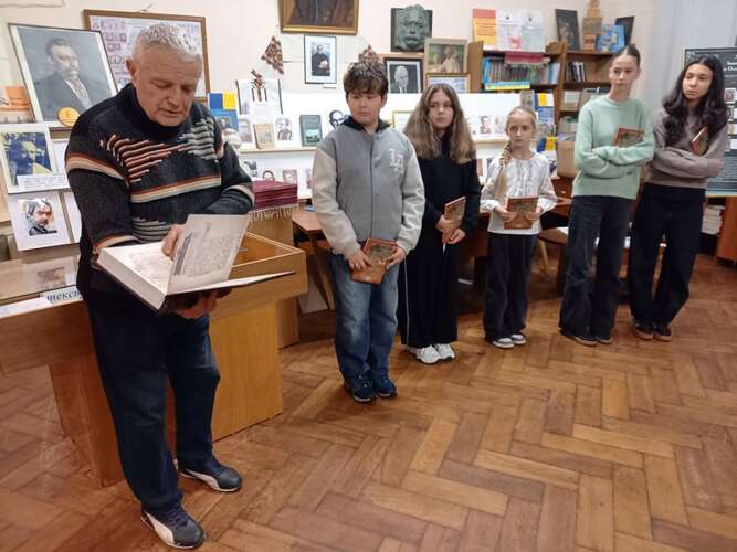 Слово, що єднає покоління: юні театрали відвідали народний літературний музей Закарпаття