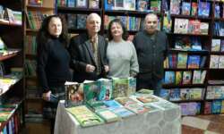 ГОЛОВНИЙ КАЗКОЗНАВЕЦЬ УКРАЇНИ ЗУСТРІВСЯ З ЧИТАЧАМИ В УЖГОРОДСЬКІЙ КНИГАРНІ «КОБЗАР»