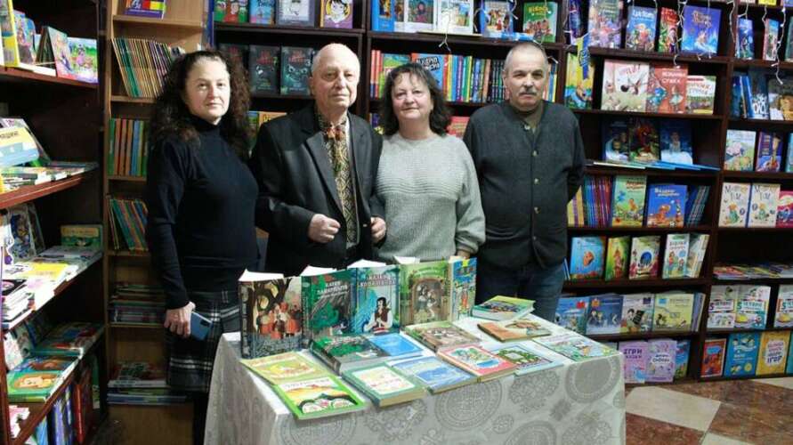 ГОЛОВНИЙ КАЗКОЗНАВЕЦЬ УКРАЇНИ ЗУСТРІВСЯ З ЧИТАЧАМИ В УЖГОРОДСЬКІЙ КНИГАРНІ «КОБЗАР»