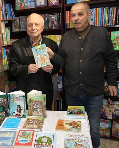 ГОЛОВНИЙ КАЗКОЗНАВЕЦЬ УКРАЇНИ ЗУСТРІВСЯ З ЧИТАЧАМИ В УЖГОРОДСЬКІЙ КНИГАРНІ «КОБЗАР»