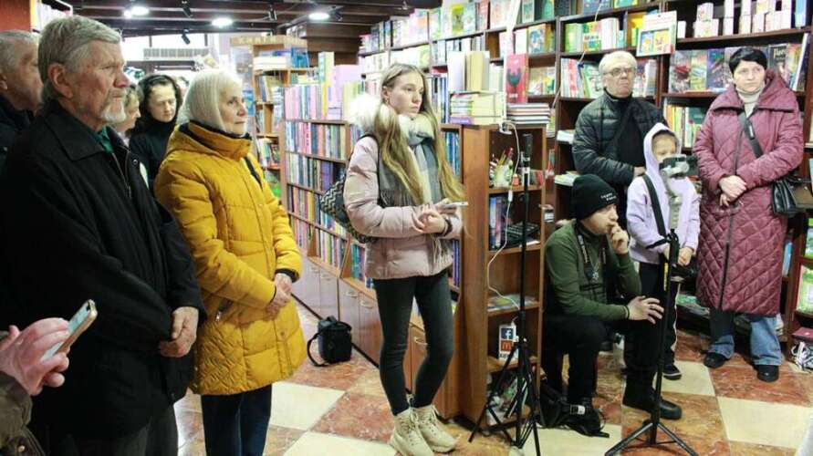 ГОЛОВНИЙ КАЗКОЗНАВЕЦЬ УКРАЇНИ ЗУСТРІВСЯ З ЧИТАЧАМИ В УЖГОРОДСЬКІЙ КНИГАРНІ «КОБЗАР»