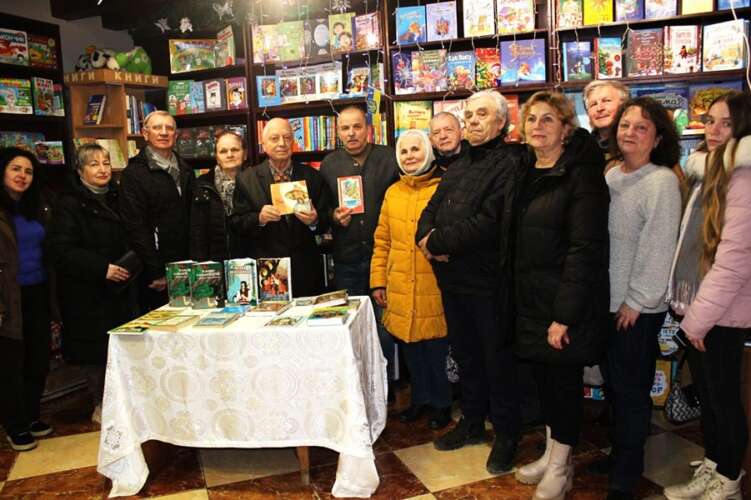 ГОЛОВНИЙ КАЗКОЗНАВЕЦЬ УКРАЇНИ ЗУСТРІВСЯ З ЧИТАЧАМИ В УЖГОРОДСЬКІЙ КНИГАРНІ «КОБЗАР»