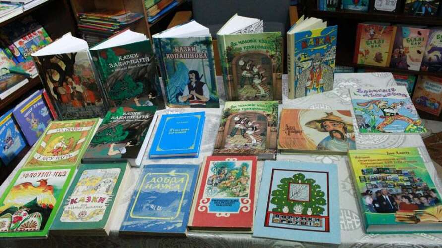 ГОЛОВНИЙ КАЗКОЗНАВЕЦЬ УКРАЇНИ ЗУСТРІВСЯ З ЧИТАЧАМИ В УЖГОРОДСЬКІЙ КНИГАРНІ «КОБЗАР»