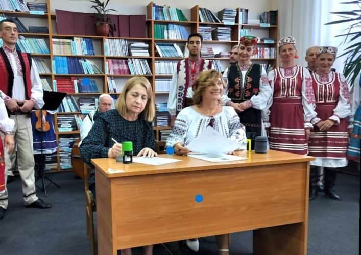 ЗАКАРПАТСЬКИЙ ХОР ЗГАДУВАВ ІСТОРІЮ І РАДУВАВ ПІСНЯМИ