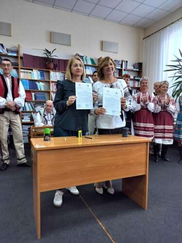 ЗАКАРПАТСЬКИЙ ХОР ЗГАДУВАВ ІСТОРІЮ І РАДУВАВ ПІСНЯМИ