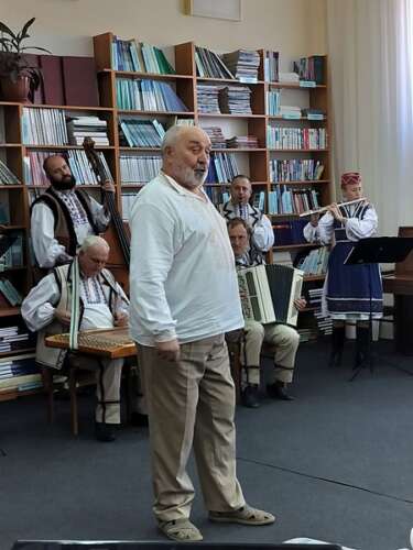 ЗАКАРПАТСЬКИЙ ХОР ЗГАДУВАВ ІСТОРІЮ І РАДУВАВ ПІСНЯМИ