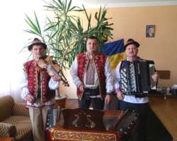 МЕЛОДІЇ СІМЕЙНОГО ГУРТУ ГУДАКІВ ПРОНИКАЮТЬ У САМЕ СЕРЦЕ