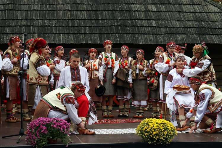 НАГОРОДИЛИ ПЕРЕМОЖЦІВ КОНКУРСУ «ЗБЕРЕЖЕМО ТРАДИЦІЇ КРАЮ»