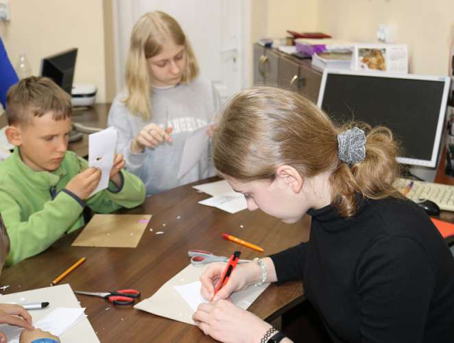 Майстер-клас із виготовлення витинанки для діток внутрішньо переміщених осіб провели у Центрі культури