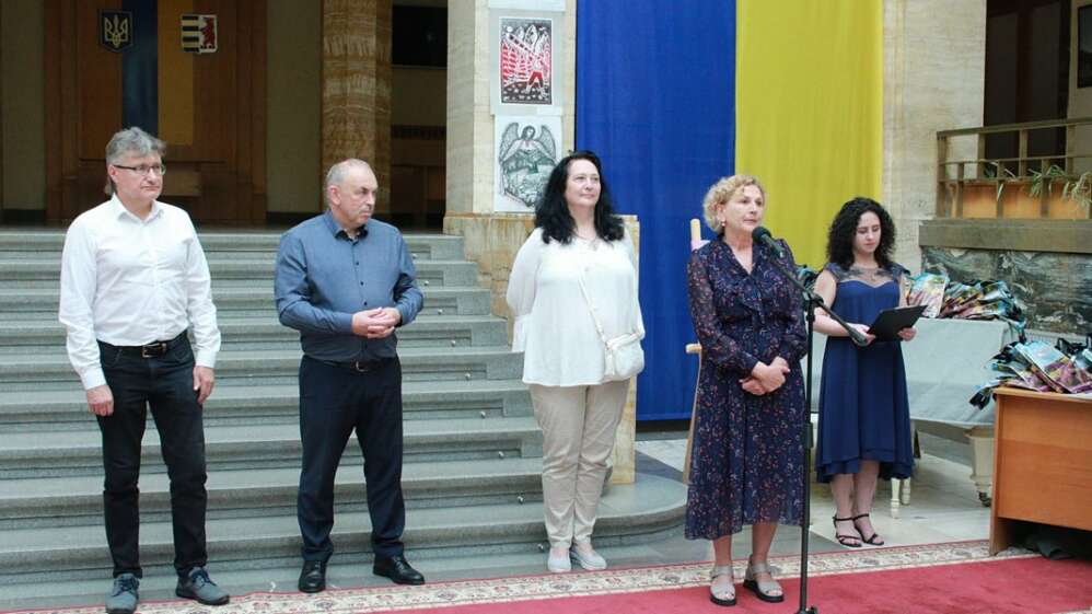 ВИСТАВКУ «БАРВИ ТА КРАСА КАРПАТСЬКИХ ВЕРШИН» ВІДКРИТО!