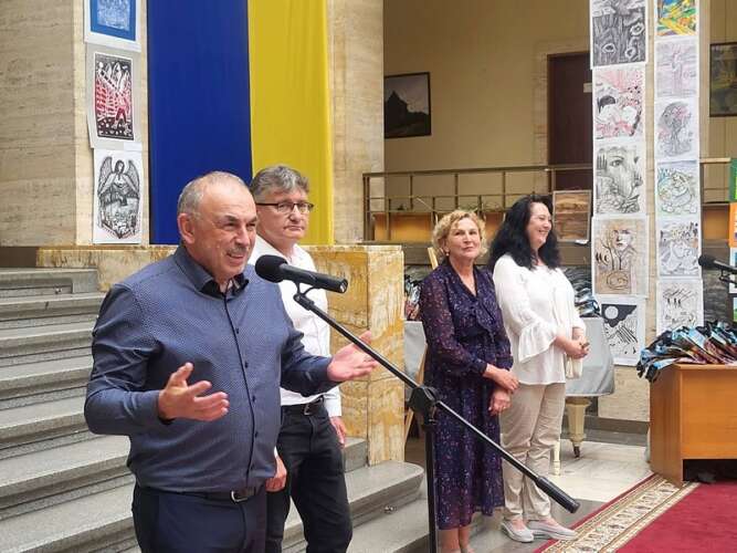 ВИСТАВКУ «БАРВИ ТА КРАСА КАРПАТСЬКИХ ВЕРШИН» ВІДКРИТО!