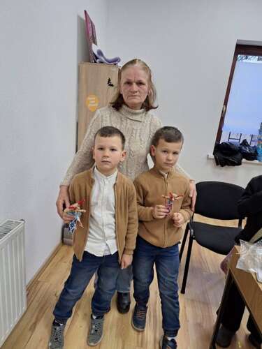 МАЙСТРИНІ ООМЦК ПРОВЕЛИ МАЙСТЕР-КЛАС ІЗ ВИГОТОВЛЕННЯ РІЗДВЯНОЇ КІЗОНЬКИ У РАМКАХ СПІВПРАЦІ З «ГОЛОСОМ РОМНІ»