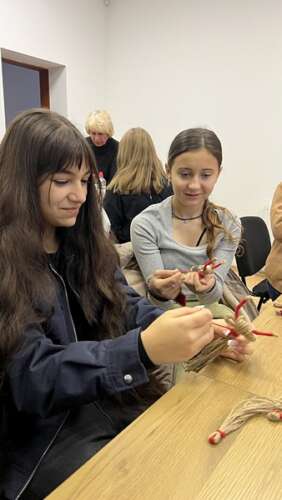 МАЙСТРИНІ ООМЦК ПРОВЕЛИ МАЙСТЕР-КЛАС ІЗ ВИГОТОВЛЕННЯ РІЗДВЯНОЇ КІЗОНЬКИ У РАМКАХ СПІВПРАЦІ З «ГОЛОСОМ РОМНІ»