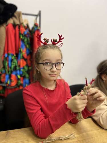 МАЙСТРИНІ ООМЦК ПРОВЕЛИ МАЙСТЕР-КЛАС ІЗ ВИГОТОВЛЕННЯ РІЗДВЯНОЇ КІЗОНЬКИ У РАМКАХ СПІВПРАЦІ З «ГОЛОСОМ РОМНІ»