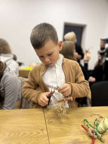 МАЙСТРИНІ ООМЦК ПРОВЕЛИ МАЙСТЕР-КЛАС ІЗ ВИГОТОВЛЕННЯ РІЗДВЯНОЇ КІЗОНЬКИ У РАМКАХ СПІВПРАЦІ З «ГОЛОСОМ РОМНІ»