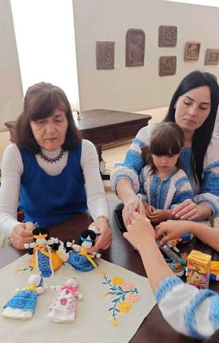 Працівники Центру культури взяли участь у майстер-класі з виготовлення закарпатської традиційної іграшки