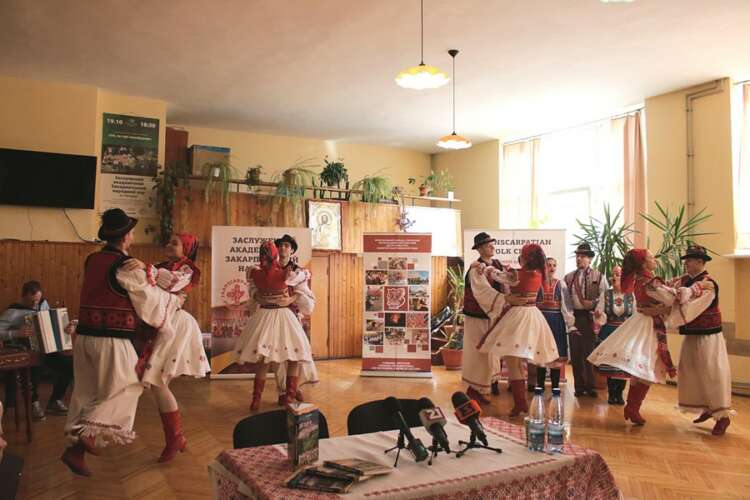 В Ужгороді презентували книжку "Ой піду я танцювати" Миколи Мовнара