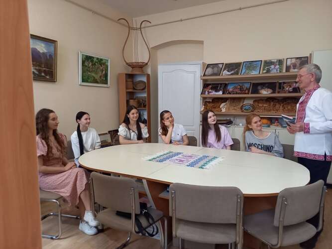 Про народну хореографію Закарпаття розповіли студентам у Центрі культури