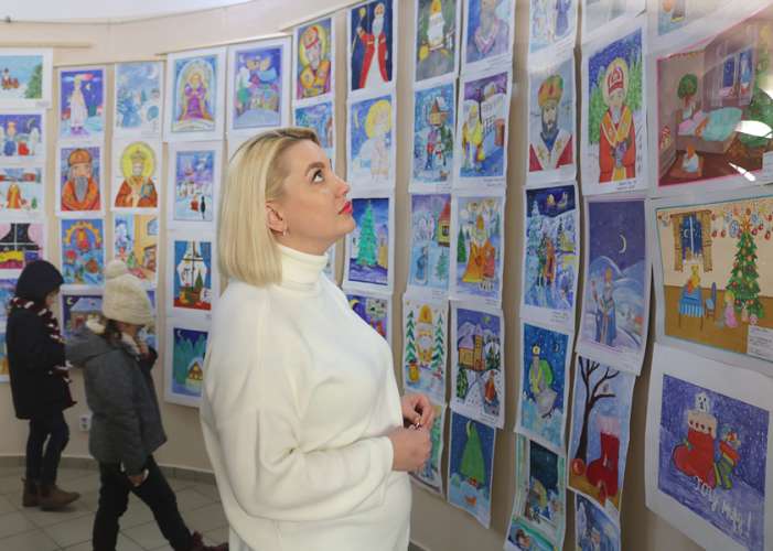 Учні молодших класів мистецьких шкіл області представили свої роботи на виставці «До нас іде Миколай»