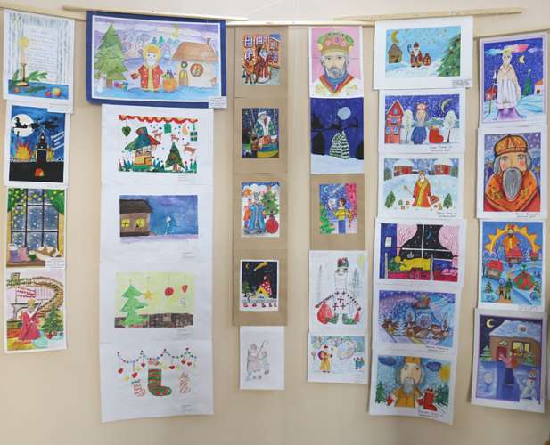 Учні молодших класів мистецьких шкіл області представили свої роботи на виставці «До нас іде Миколай»