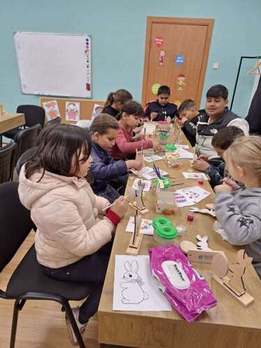 Днями працівники Центру культури провели майстер-клас із розпису пасхальної символіки