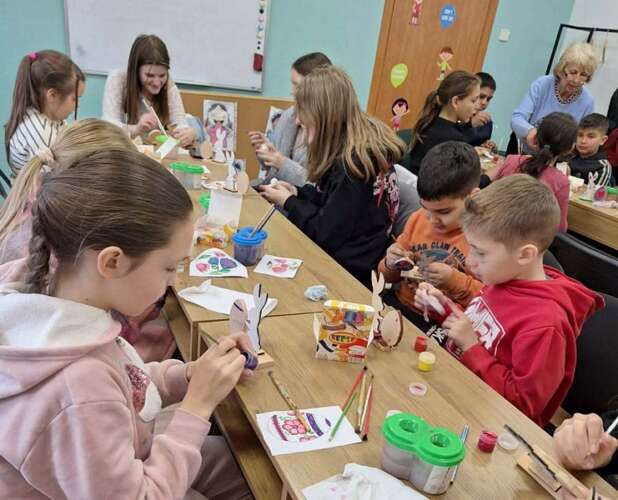 Днями працівники Центру культури провели майстер-клас із розпису пасхальної символіки