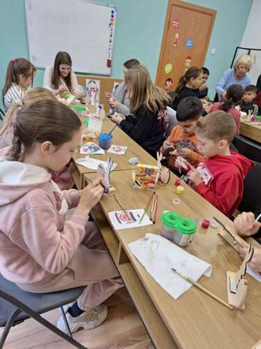 Днями працівники Центру культури провели майстер-клас із розпису пасхальної символіки