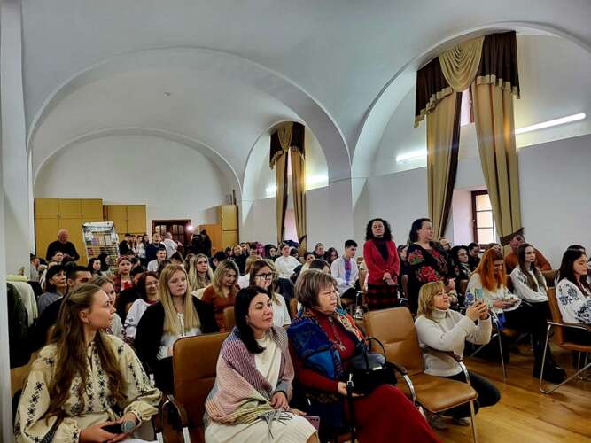 ЄДНАЙМОСЯ В МОВІ