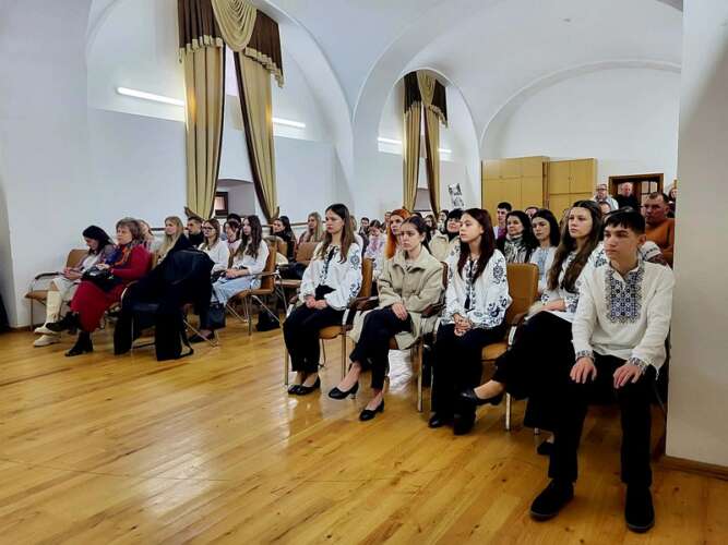 ЄДНАЙМОСЯ В МОВІ