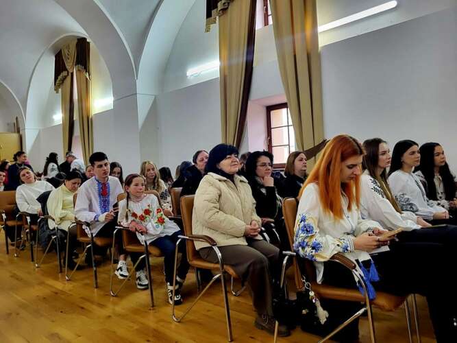 ЄДНАЙМОСЯ В МОВІ