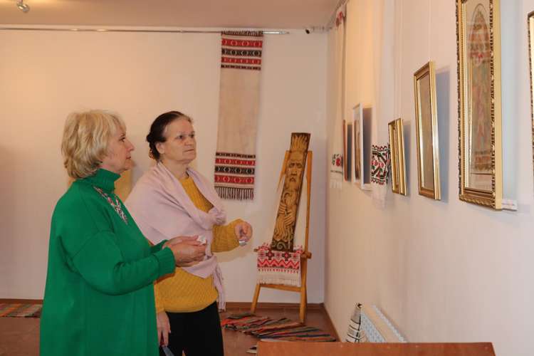 Виставку робіт декоративно-ужиткового мистецтва «Різдвяне сяйво» відкрили в ужгородському скансені