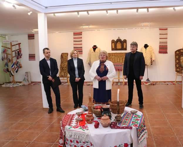 Виставку робіт декоративно-ужиткового мистецтва «Різдвяне сяйво» відкрили в ужгородському скансені