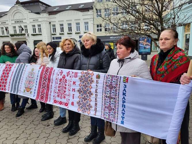 Міжнародний рушник єднання «Цвіт вишиванки» помандрує з Ужгорода до США