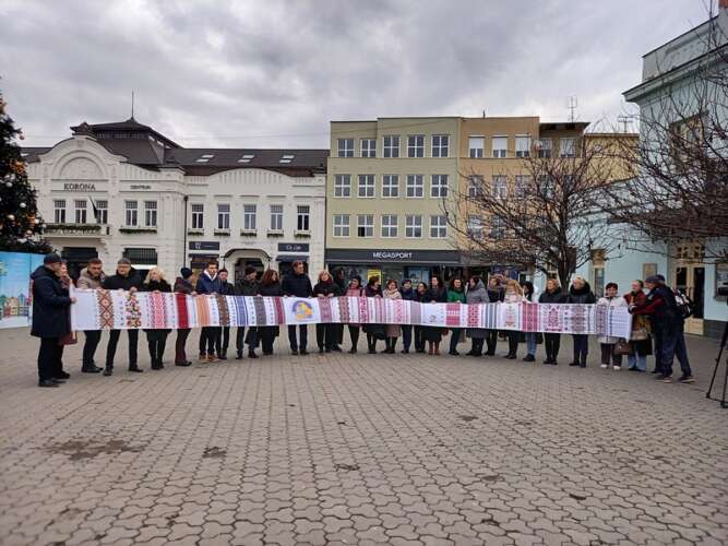 Міжнародний рушник єднання «Цвіт вишиванки» помандрує з Ужгорода до США