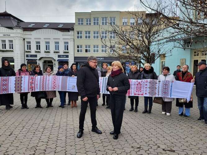 Міжнародний рушник єднання «Цвіт вишиванки» помандрує з Ужгорода до США