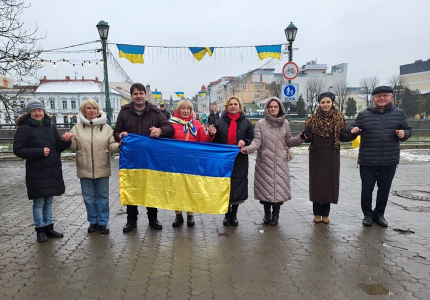 «ЖИВИМ ЛАНЦЮГОМ» З'ЄДНАЛИ БЕРЕГИ УЖА