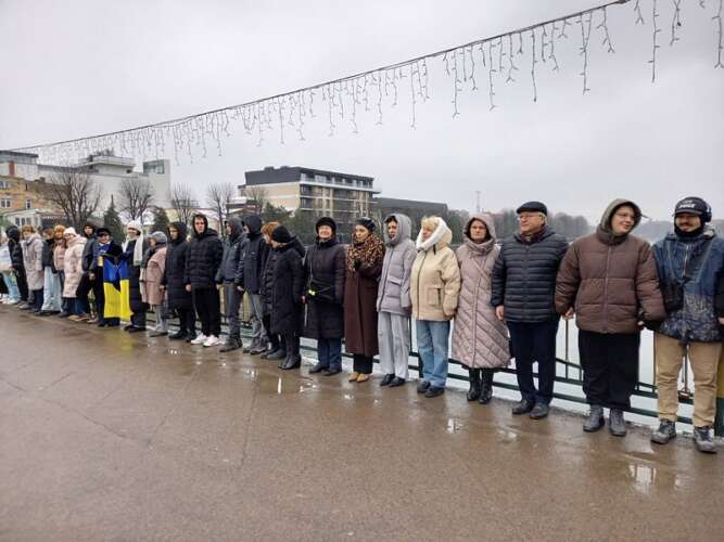 «ЖИВИМ ЛАНЦЮГОМ» З'ЄДНАЛИ БЕРЕГИ УЖА