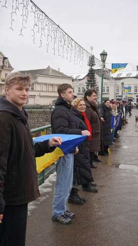 «ЖИВИМ ЛАНЦЮГОМ» З'ЄДНАЛИ БЕРЕГИ УЖА