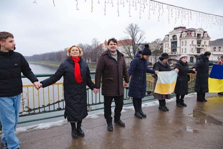 «ЖИВИМ ЛАНЦЮГОМ» З'ЄДНАЛИ БЕРЕГИ УЖА