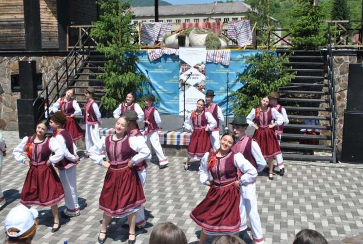ЗАКАРПАТСЬКА КОЛОМИЙКА ЖИВЕ І НАС РАДУЄ