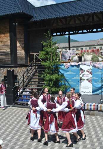 ЗАКАРПАТСЬКА КОЛОМИЙКА ЖИВЕ І НАС РАДУЄ